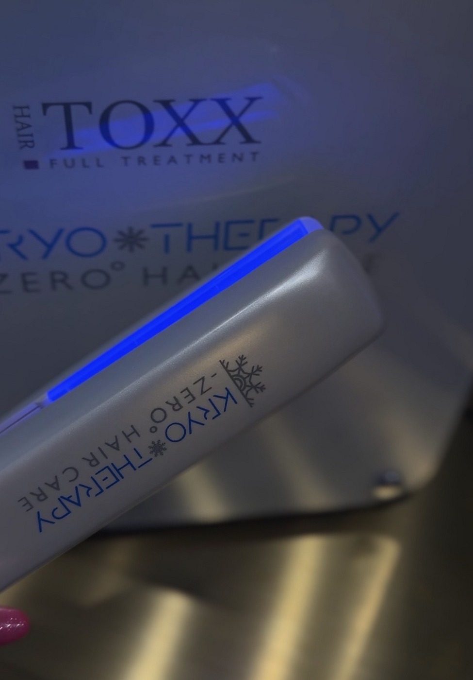 De TOXX Kryo Therapy-tang voor de cryotherapie, op de display in de salon